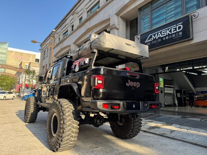 Jeep Gladiator 亮面犀牛皮